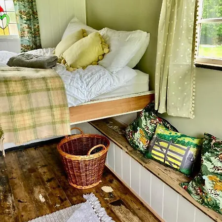 Shepherds Hut, Centre, Glamping Hidden Meadow 캠프장 *