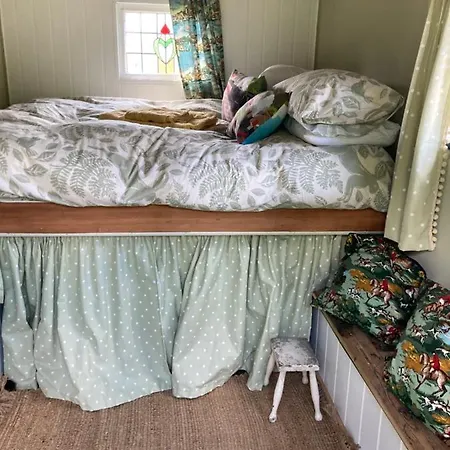 Shepherds Hut, Centre, Glamping Hidden Meadow