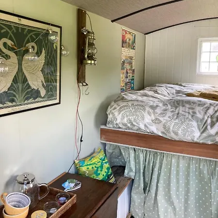 Shepherds Hut, Centre, Glamping Hidden Meadow * 피커링