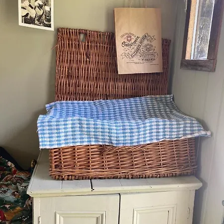 Shepherds Hut, Centre, Glamping Hidden Meadow 캠프장