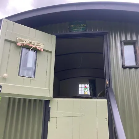 Shepherds Hut, Centre, Glamping Hidden Meadow *
