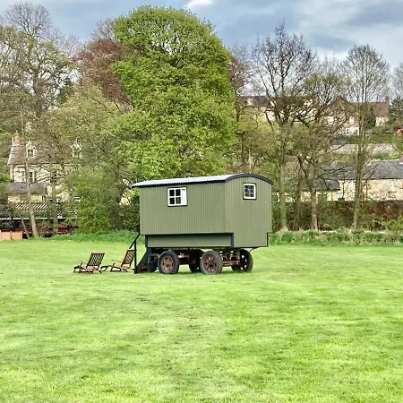 Shepherds Hut, Centre, Glamping Hidden Meadow بيكرينغ