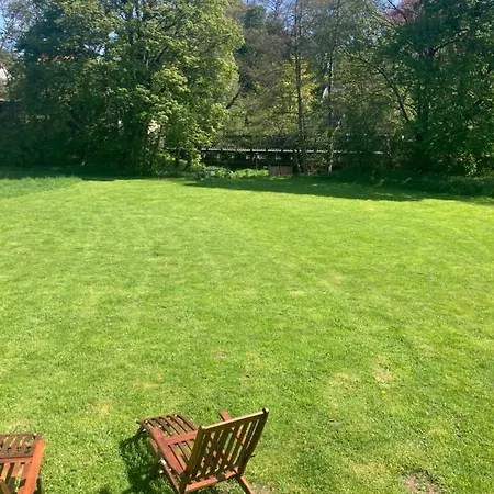 Shepherds Hut, Centre, Glamping Hidden Meadow مكان تخييم
