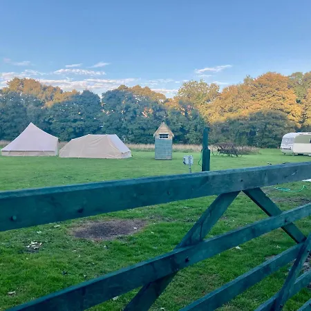 Shepherds Hut, Centre, Glamping Hidden Meadow مكان تخييم