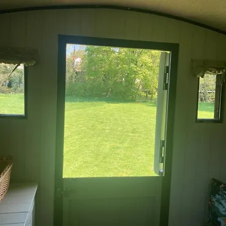 Shepherds Hut, Centre, Glamping Hidden Meadow مكان تخييم بيكرينغ