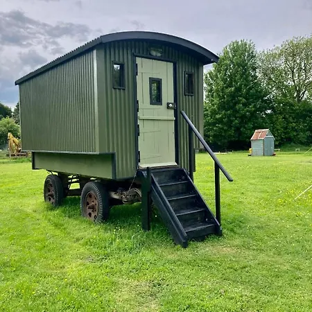 مكان تخييم Shepherds Hut, Centre, Glamping Hidden Meadow بيكرينغ