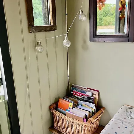 Shepherds Hut, Centre, Glamping Hidden Meadow مكان تخييم