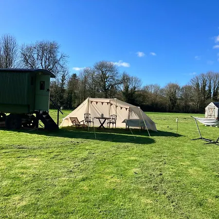 Shepherds Hut, Centre, Glamping Hidden Meadow مكان تخييم بيكرينغ