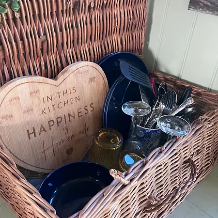 Shepherds Hut, Centre, Glamping Hidden Meadow مكان تخييم بيكرينغ